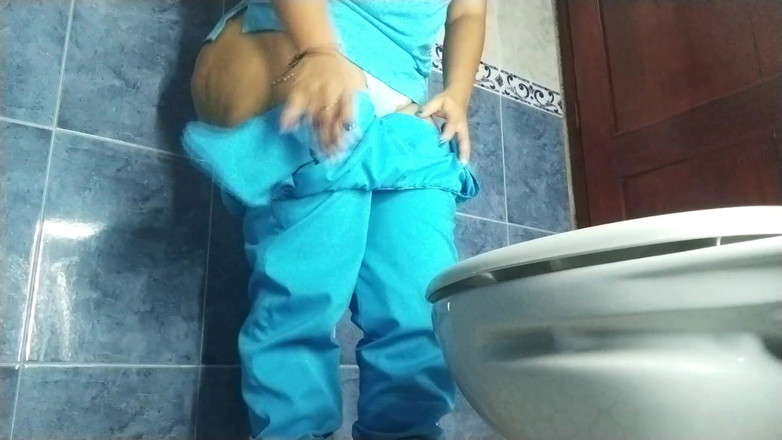 SENSESEX: Krankenschwester erwischt beim pinkeln mit kamera im krankenhaus