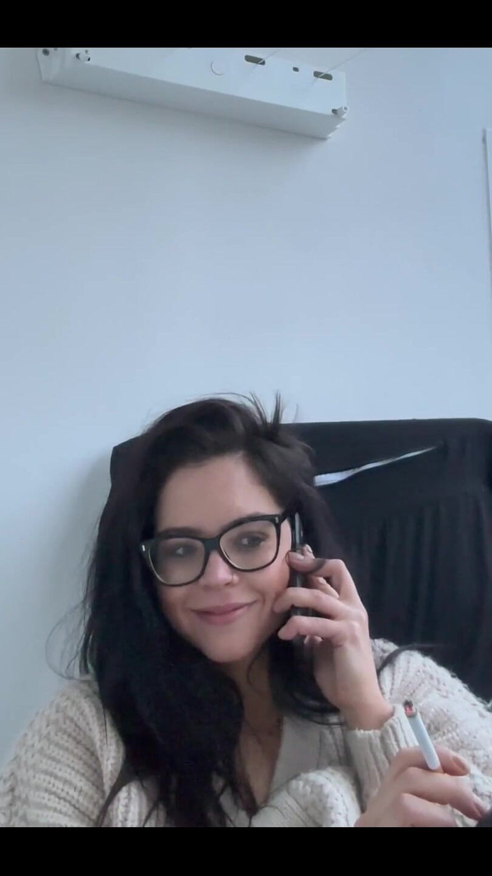 Shione Cooper: Fumer en parlant au téléphone avec mon ami ;)