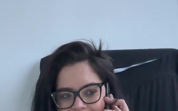 Shione Cooper: Palenie podczas rozmowy przez telefon z moim przyjacielem ;)