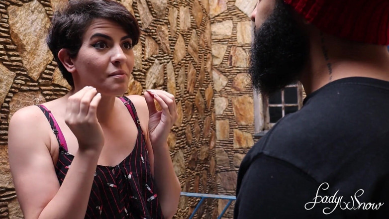 Lady Snow Brasil: Je m’encule avec une grosse bite noire, mon copain est...