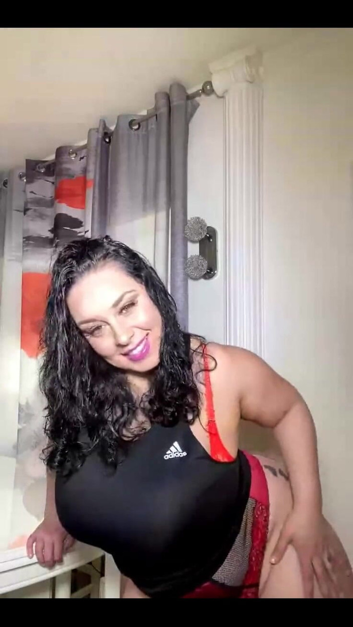 Anastasia Lux: Anastasia lux炫耀她的大胸部和屁股