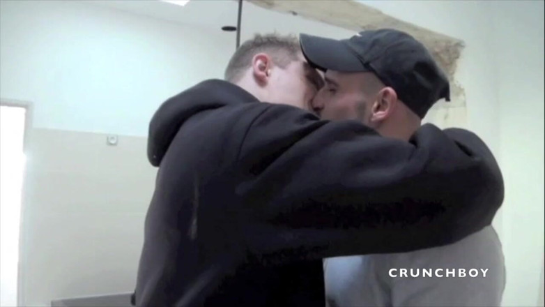 STRAIGHT BOY CURIOUS: セクシーなstriaght労働者積によるブロンドトップイケメン