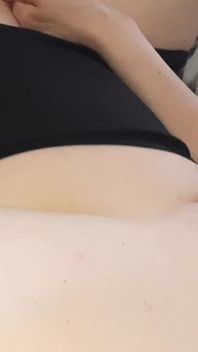 Trío rápido de masturbación universitaria con orgasmos rápidos al mismo tiempo