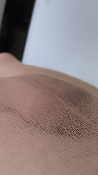 팬티스타킹 위로 카메라가 촬영하는 관광 비행