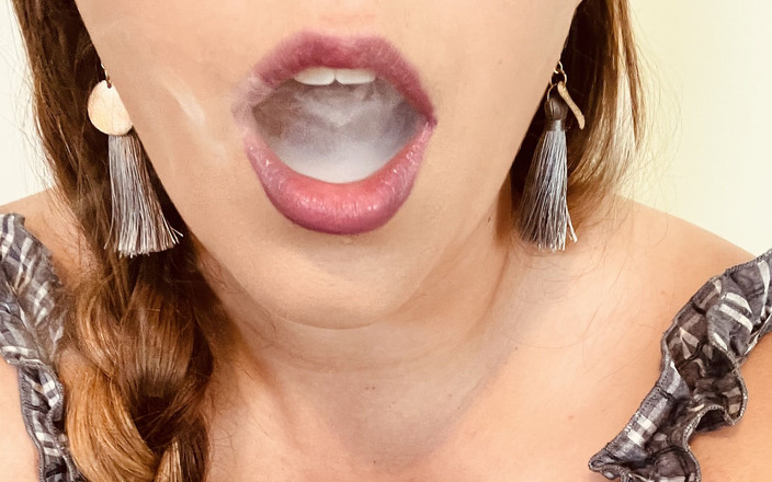 SouthernBellSmoker: セクシーな蒸気を吸う素人南部の女性