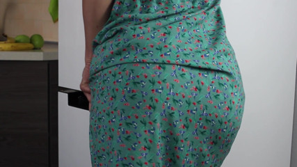 Sasha Bikeyeva: Masturbace a hlasitý orgasmus z malého fialového vibrátoru přes šaty