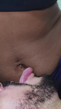 Lecken und in devote ebenholz-achselhöhle kommen