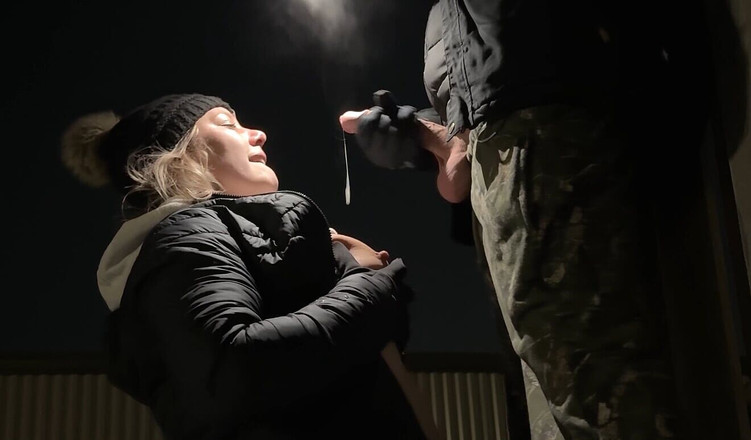 Mya Lane: Cewek sange ini lagi asik nyepong kontol sampai toketnya dicrot...