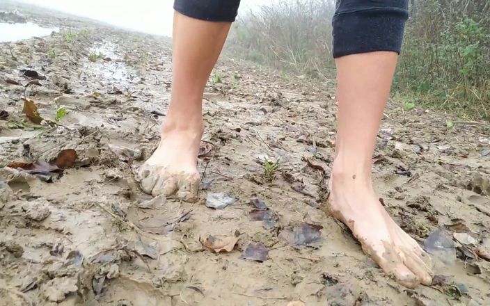 Idmir Sugary: 裸足で泥を踏む - 汚れた足とピクピクして、最後に自分の精液を踏む