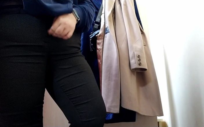 OurFetishLife: Schwiegermutter neckt schwiegersohn mit ihrem lustvollen umkleidekabine-video mit Analplug in...