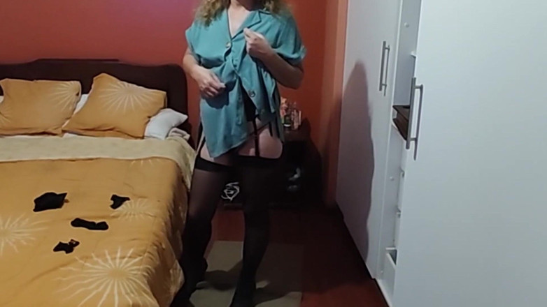 Ardientes69: Vengo dal lavoro eccitato e mi mostgo davanti al marito...