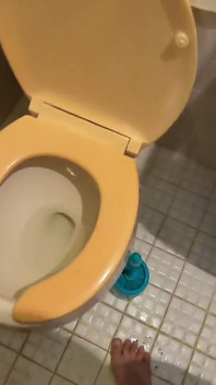 Elle pisse debout jusqu'aux toilettes