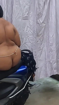 เมียบ้าน Mallu ถ่ายแก้ผ้าบนสกู๊ตเตอร์ สาว Mallu เซ็กซี่เปลื้องผ้าสําหรับกล้อง