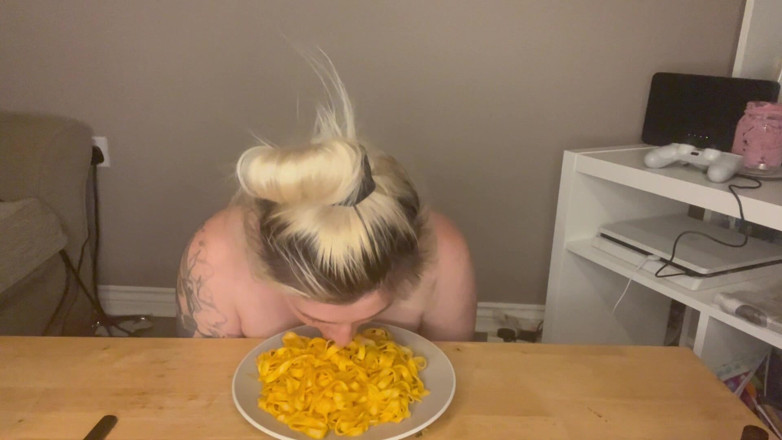 EeveeXo: No Hands Messy Pasta Mukbang