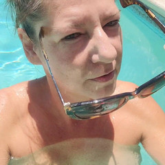 EliteLadyS: 4 de julho milf nua fumando nadando e esguichando