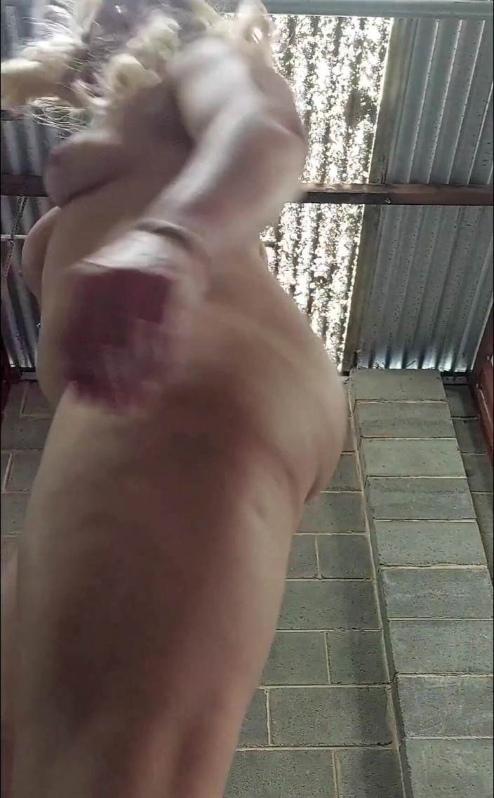 Michellexm: バットプラグ付きヌードスクワット