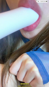 Stoking mulus, adik tiri masturbasi sampai orgasme dan urinates