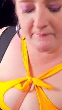 Muie neglijentă cu futai între țâțe, ejaculare uriașă