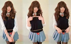 ハーマイオニーは少し恥ずかしがり屋ですが、彼女の恥ずかしがり屋は彼女が今ファックする準備ができているいたずらなふしだらな女であることを止めません