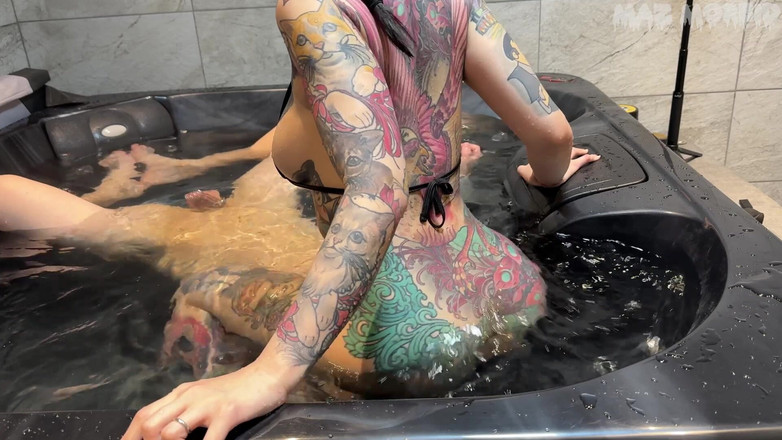 KinkyFemdomTV: Hot Tub Dunking cu stăpâna Patricia Maz Morbid - Fetiș cu...