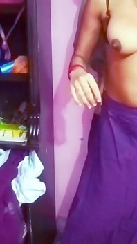 Desi Bhabhi uczyniła męża szczęśliwym, nosząc fioletowe sari