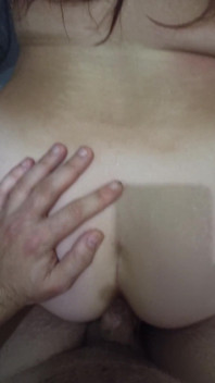 Dans la salle de bain, un pénis dur remplit sa chatte juteuse et étale son sperme sur les lèvres de sa chatte