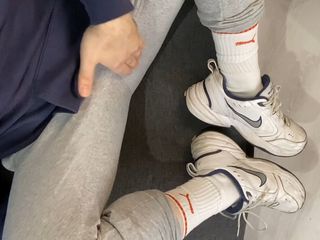 High quality socks: Vuile witte poesjessokken, Nike sneakers