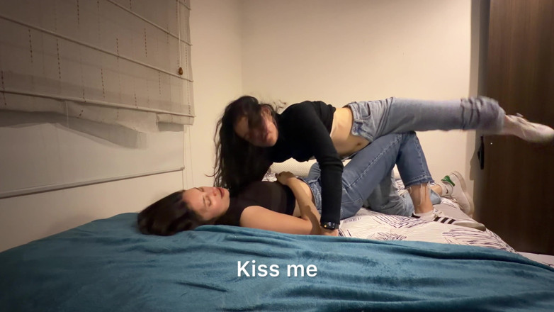 scarlettandc: 내 운동화 만지작거리고 있어