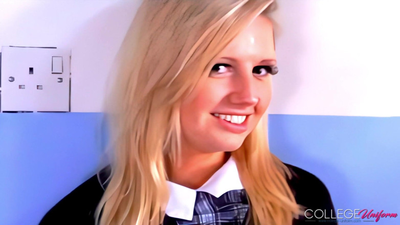 College Uniform: Milly Hedgland ile yazlık elbise striptiz