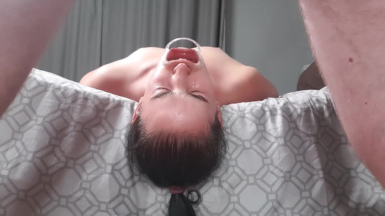 domslutfucker: Fată bea pișat cu capul în jos cu retractorul de buze