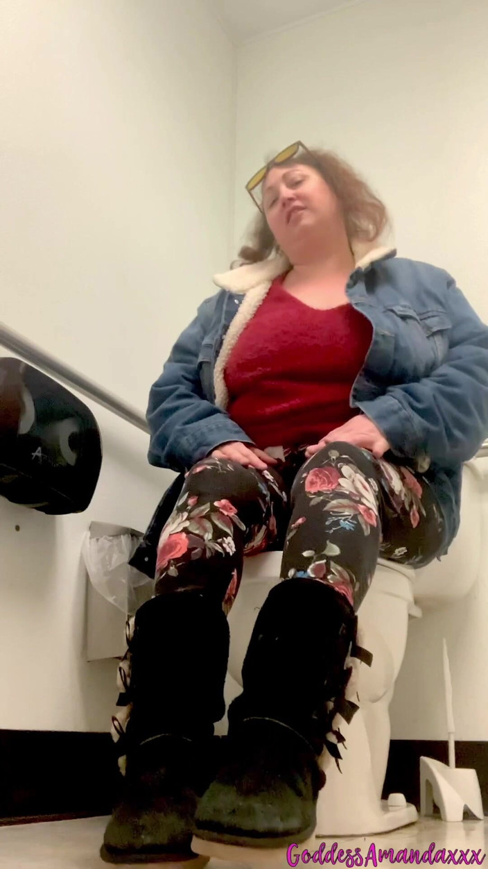 Goddess Amanda: Pantat semok cewek semok ini dientot habis-habisan di kamar mandi