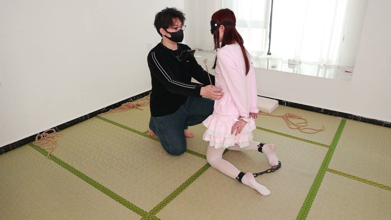 Asian bondage: The Cute White Stockings Girlfriend Is Restrained and Shackled, Tickling...