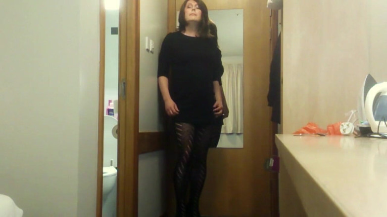 EmmaLeeTV - Nylon Fetish Tranny: Jouer avec une bite dans des collants à motifs