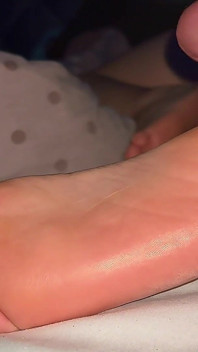 特写射在美丽的脚底业余恋足癖