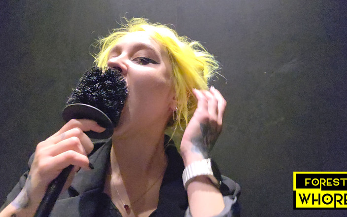 Forest-Whore: I miei nuovi giochi in bagno pubblico. Parte 1