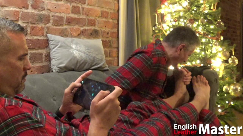 EnglishLeathermaster: Starsza para kult stóp w Boże Narodzenie