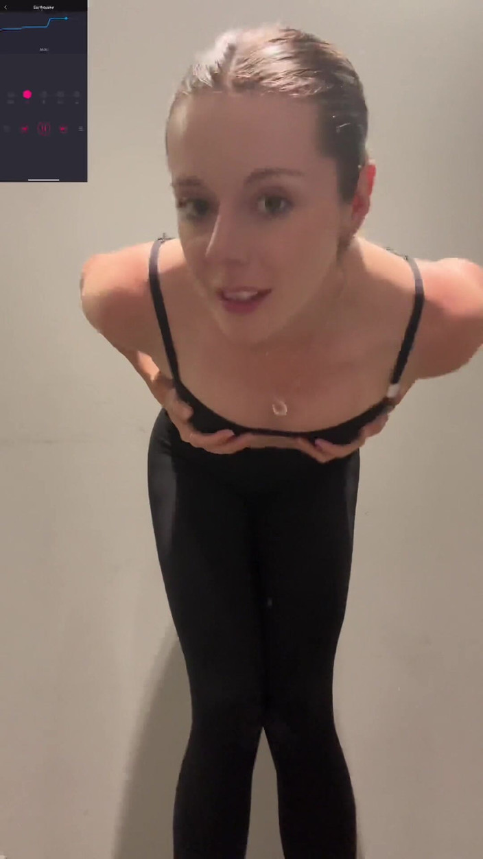 Nadia Foxx: 드라이브 스루와 탈의실에서 사정! 새로운 Nadia Foxx 무성한 모험!