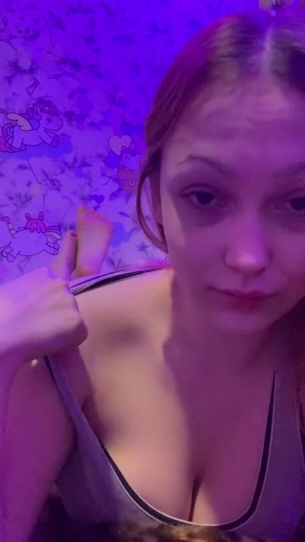 SashaSweet69: 我喜欢在我的玩具插入阴户和屁股后舔它们
