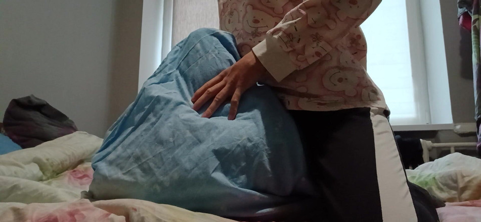 Lesbian-illusion: Super dünnes mädchen reibt ihre muschi auf einem kissen und...