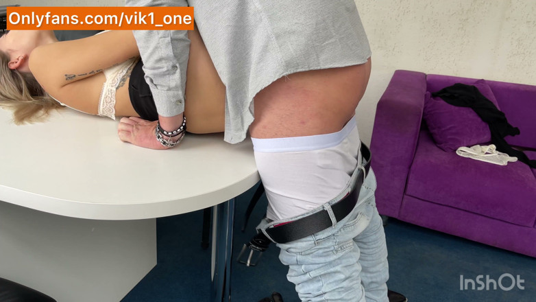 Vik1one: लंच ब्रेक मेज पर जुनूनी सेक्स के साथ समाप्त हुआ