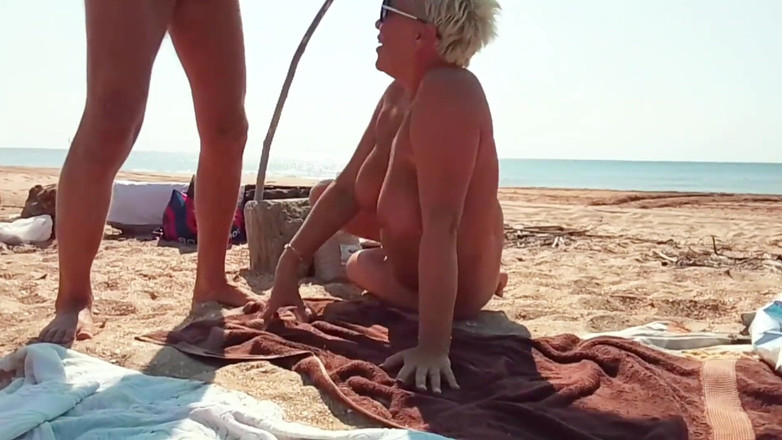 Crazyfamily 1970: Un inconnu s’est branlé et m’a baisée