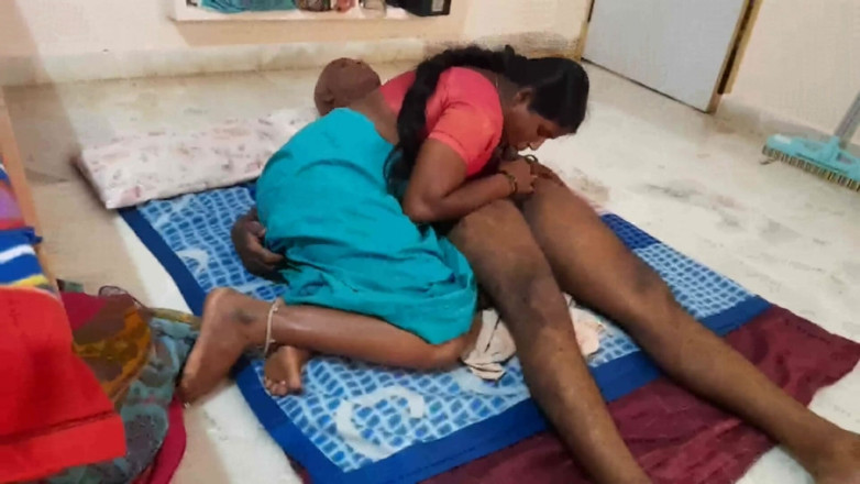 Desi palace: Seksi teyze erkek arkadaşına amını siktiriyor