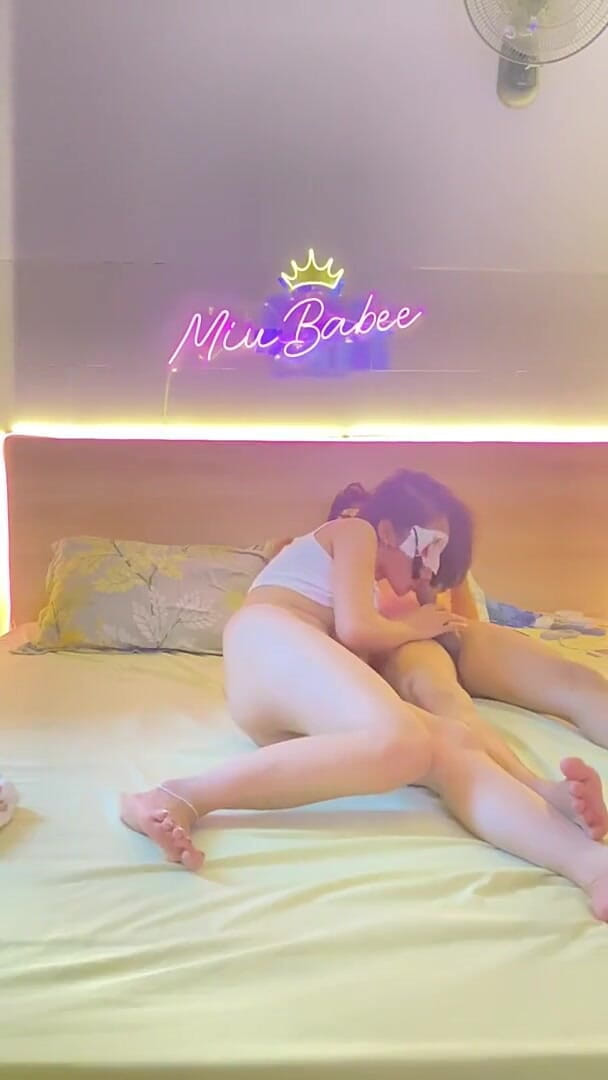 MiuBabee: Une petite amie se fait aider doucement par son copain