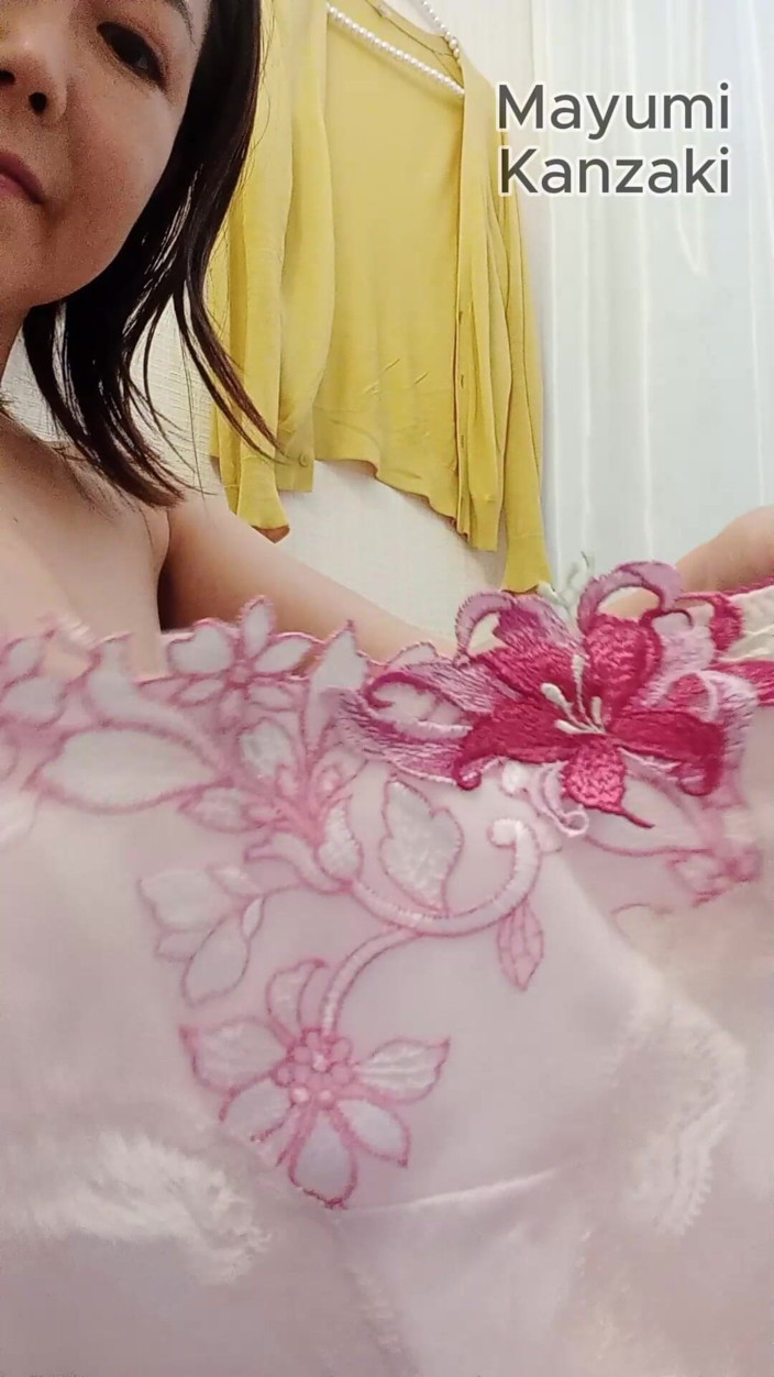 Mayumi Kanzaki: Cambiarsi nei vestiti nella sala d'attesa dello studio fotografico