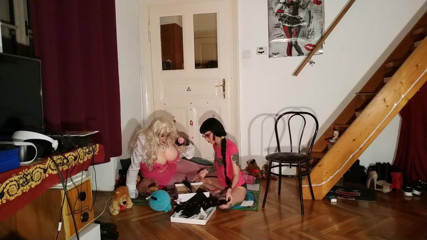 Beth Kinky: Lilly kinky bekommt ihre ersten sexy großen mädchen kleider von...