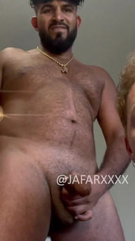 Australische jongen zuigt dikke bruine lul van harige papa's met grote cumshot over zijn hele gezicht