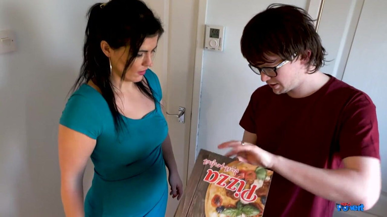 Nerd Pervert: Montse eş değiştiren - pizzacı kız