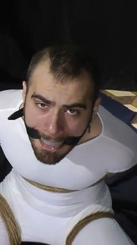 Zeus związany w elastanie: gag ball, rope challenge i jeden litr wody