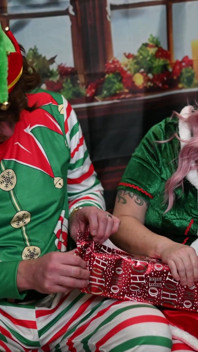 Ziua 4: Elfi obraznici pe raftul cu jucării sexuale