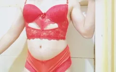 मेरी सौतेली बहन के लाल अधोवस्त्र को आजमाना